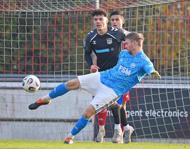 Christoph Löffler, der Torwart des FSV...ot) hat in dieser Szene das Nachsehen. | Foto: Achim Keller Christoph Löffler, der Torwart des FSV...ot) hat in dieser Szene das Nachsehen. | Foto: Achim Keller