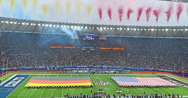 Spektakel schon vor dem Kickoff: Nach ...bt es ein Feuerwerk im Olympiastadion. | Foto: Sebastian Gollnow/dpa Spektakel schon vor dem Kickoff: Nach ...bt es ein Feuerwerk im Olympiastadion. | Foto: Sebastian Gollnow/dpa