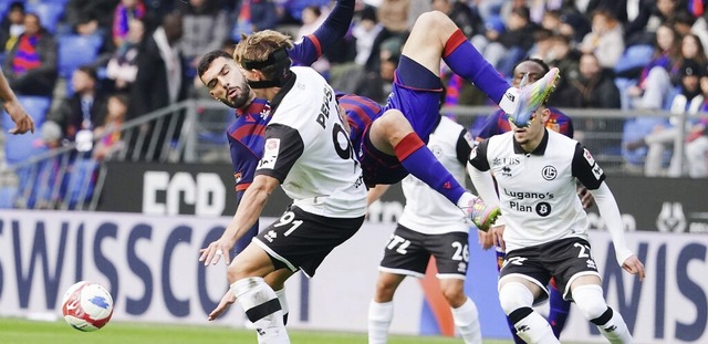 Von aufsssigen Tessinern umzingelt: D...n FC Lugano ziemlich unsanft gelandet.  | Foto: IMAGO/Anton Geisser