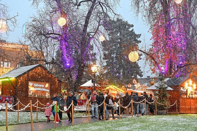 Im Schneegestber wurde der Freiburger Weihnachtsmarkt 2024 erffnet.  | Foto: Thomas Kunz