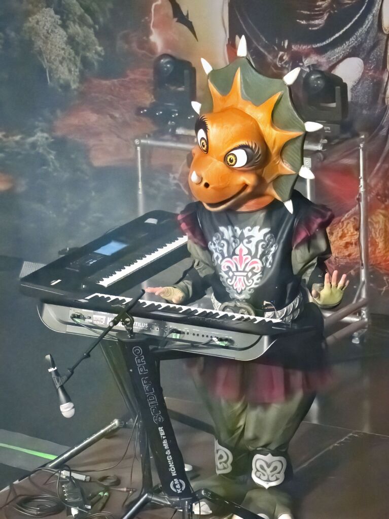 Riffi Raffi (Gitarre), Mister Heavysaurus (Gesang), Komppi Momppi (Drums), Milli Pilli (Keyboards) und Muffi Puffi (Bass) sind Heavysaurus. Am Sonntag haben sie die Festhalle in Lffingen gerockt.