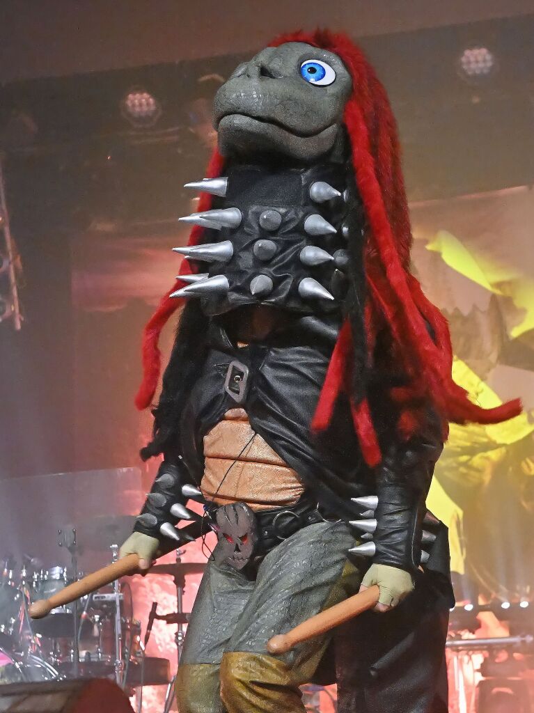 Riffi Raffi (Gitarre), Mister Heavysaurus (Gesang), Komppi Momppi (Drums), Milli Pilli (Keyboards) und Muffi Puffi (Bass) sind Heavysaurus. Am Sonntag haben sie die Festhalle in Lffingen gerockt.