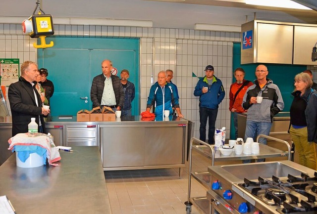 Brgermeister Josef Matt (ganz links) ...en Teilnehmern in der Kche der Halle.  | Foto: Sonja Niederer