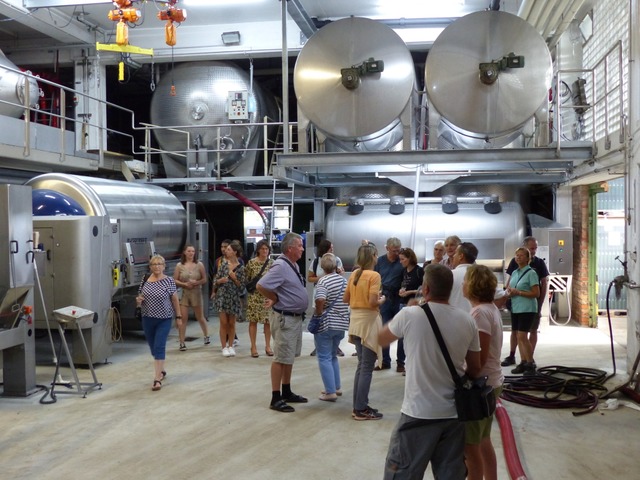 Die WG in Burkheim verstrkt die Gesch...ng bei den Weintagen 2022 in Burkheim.  | Foto: Sattelberger