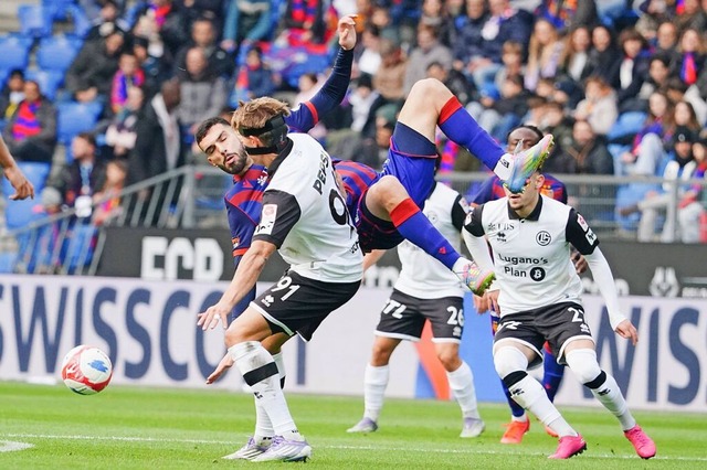 Von aufsssigen Tessinern umzingelt: D...n FC Lugano ziemlich unsanft gelandet.  | Foto: IMAGO/Anton Geisser
