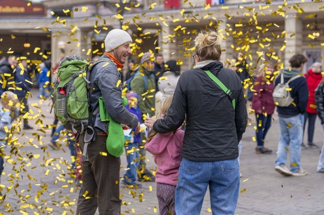 Michelle Walser (rechts) wurde als 150-millionste Besucherin des Parks gezhlt.  | Foto: --- (dpa)