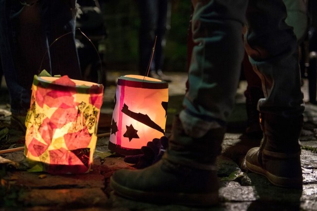 Zum Rmminger Sankt-Martins-Fest sind alle Kinder willkommen.  | Foto: Sebastian Gollnow (dpa)