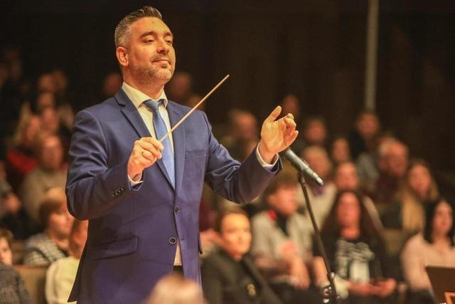 Jos Alberto Pina dirigiert Werke der Stadtkapelle beim Wintertraum in Kenzingen