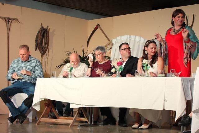 Laienspielgruppe des FV Dinglingen begeistert mit Komdie "Ein Hof voller Narren" im Aktienhofsaal