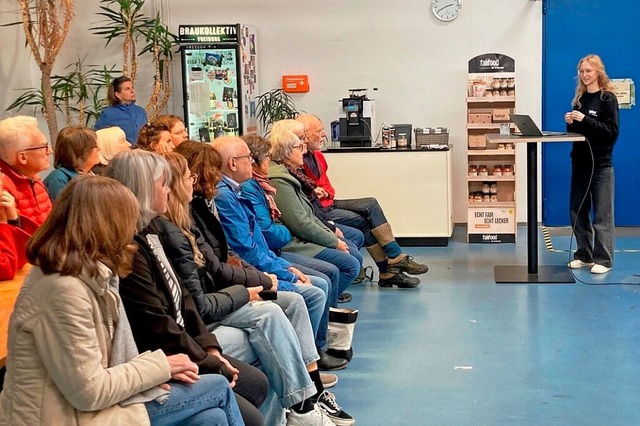 Jule Bronner von &#8222;fairfood Freib...as Unternehmen und seine Produkte ein.  | Foto: Karin Kleis