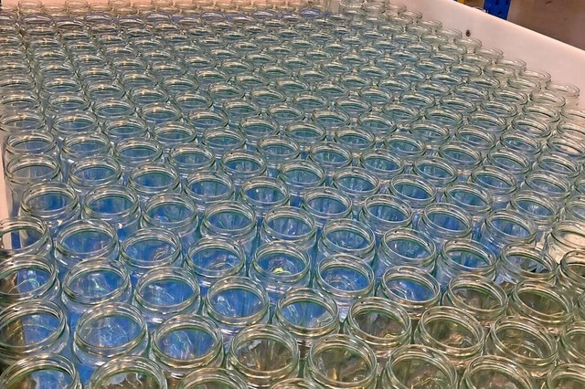 Glser stehen bereit, um mit Produkten...ood Freiburg&#8220; gefllt zu werden.  | Foto: Karin Kleis