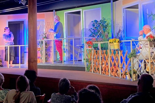 Drei Balkone zwischen Romantik und Zof...tin Mayer und Klaus Raith (von links).  | Foto: Karin Kleis