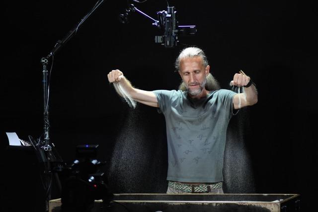 Elzacher Stadtmusik inszeniert Musikmrchen – mit Sandbildern auf der Leinwand