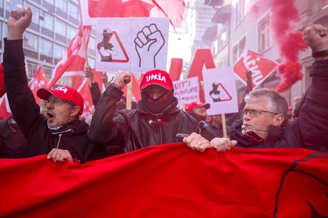 Ein Demonstrationszug mit Bauarbeitern...ngungen vom Baumeisterverband fordern.  | Foto: Georgios Kefalas (dpa)