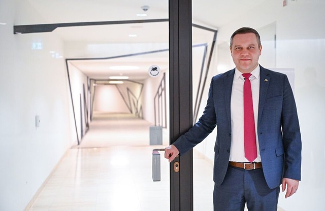 Anton Baron, Fraktionsvorsitzender der...g zu den Bros der Abgeordneten fhrt.  | Foto: Bernd Weibrod (dpa) 