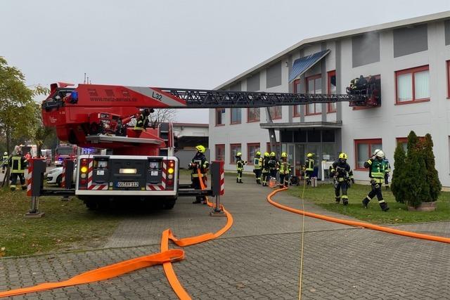 Krfte der Feuerwehr Mahlberg simulieren Einsatz bei Firma Sperrholz Guth Holzwerkstoff