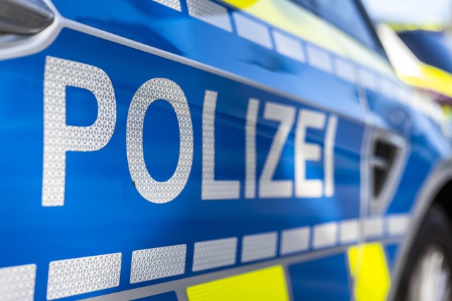 Die Polizei meldet einen Streit in Steinen.  | Foto: David Inderlied (dpa)