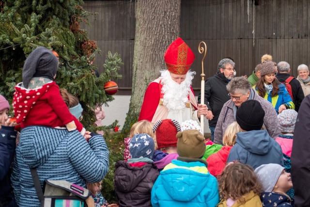 Nikolausbesuch im vorigen Jahr beim Wald-Weihnachtsmarkt  | Foto: Claudia Mantl