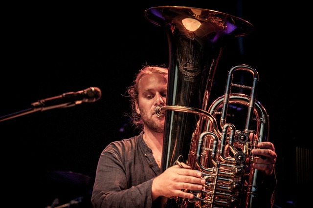 Tuba-Botschafter und Mitbegrnder von La Brass Banda, Andreas Martin Hofmeir  | Foto: Philippe Gerlach