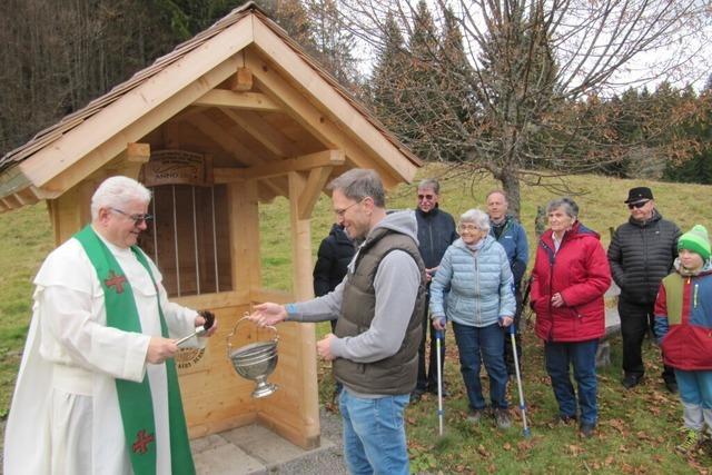 Zum Abschied verschenkt der langjhrig aktive Bernauer Verein "Der harte Kernen" einen Bildstock