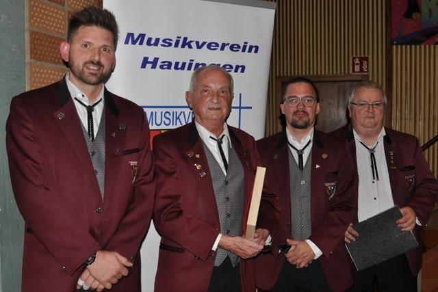 Karl-Friedrich Ngelin aus Hauingen wird fr 60-jhrige Aktivitt als Blasmusiker geehrt