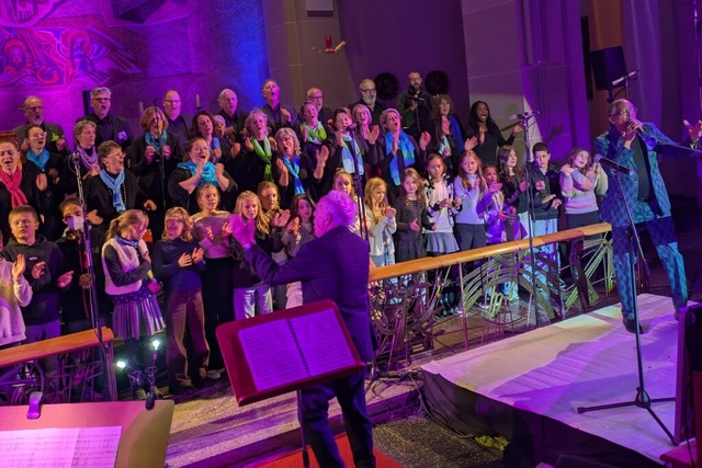 Gemeinsam feiern Chre und Publikum ein frhliches Gospel-Konzert.  | Foto: Eva Wollweber