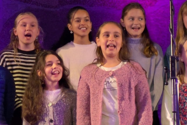 Begeisterung fr Musik bei den 5er-Singern des Schnauer Gymnasiums  | Foto: Eva Wollweber