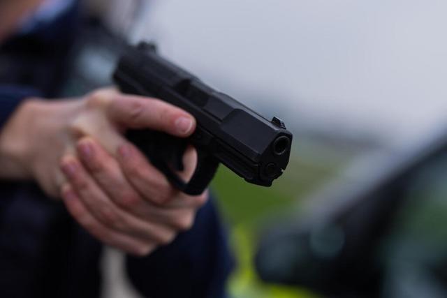 Lieferwagenfahrer in Hchenschwand mit Waffe bedroht und eingeschlossen