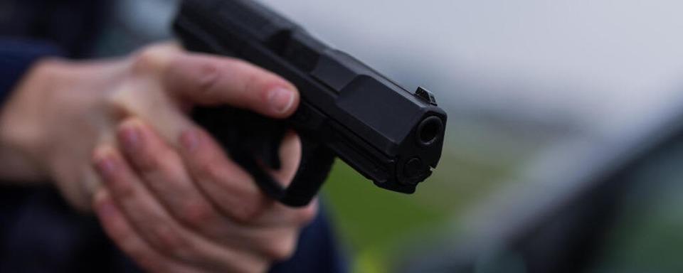 Lieferwagenfahrer in Hchenschwand mit Waffe bedroht und eingeschlossen