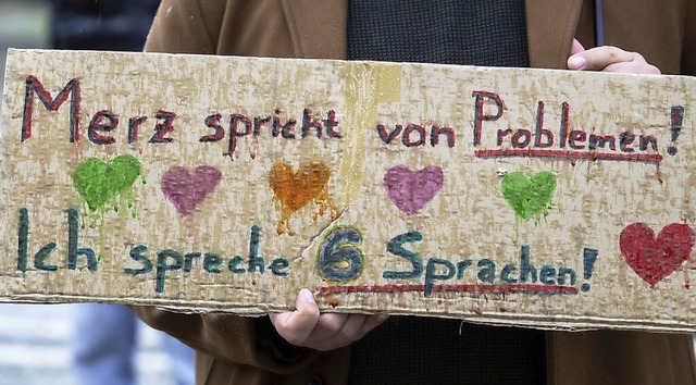 Ein Plakat auf einer Demonstration in Mnchen  | Foto: Stefan Puchner (dpa)