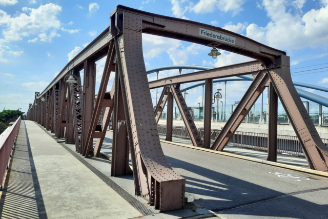Busunfall in Weil am Rhein zeigt: Sperrung der Friedensbrcke fhrt zu groem Verkehrschaos