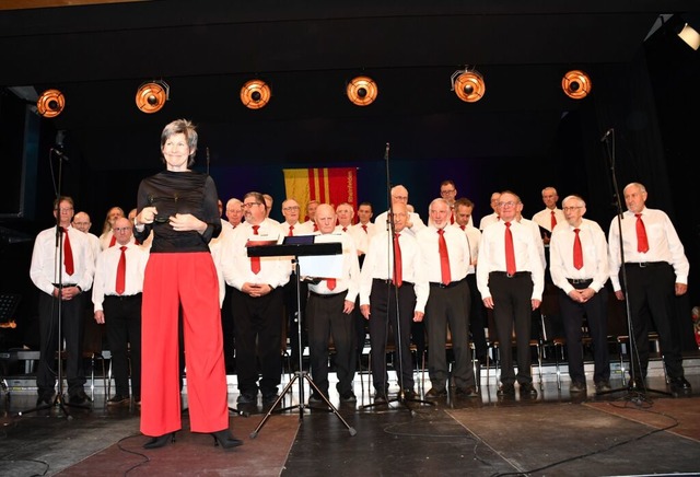 Der gemeinsame Chor aus Rheinfelden/Sc...Schmid beim Konzert im Kurbrunnensaal.  | Foto: Heinz Vollmar