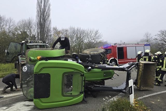 Traktor blockiert Kreuzungsbereich