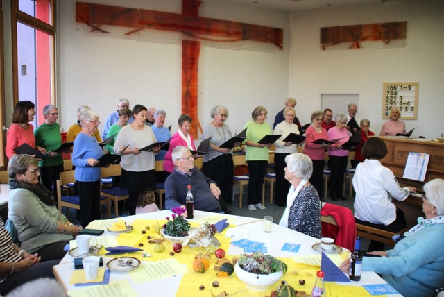 Frhliche Stimmung mit dem Gesangverein im evangelischen Gemeindehaus Karsau.  | Foto: Rolf Reimann