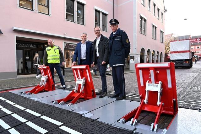 Diese sthlernen Klapp-Barrikaden sollen den Freiburger Weihnachtsmarkt sichern