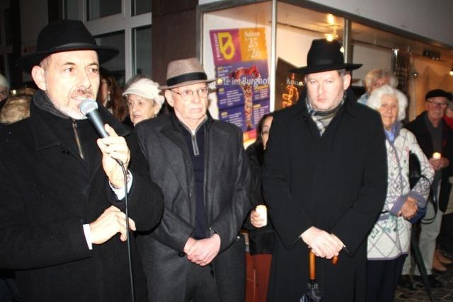 Mehr als 100 Menschen gedenken in Lrrach der Deportation der Jdinnen und Juden