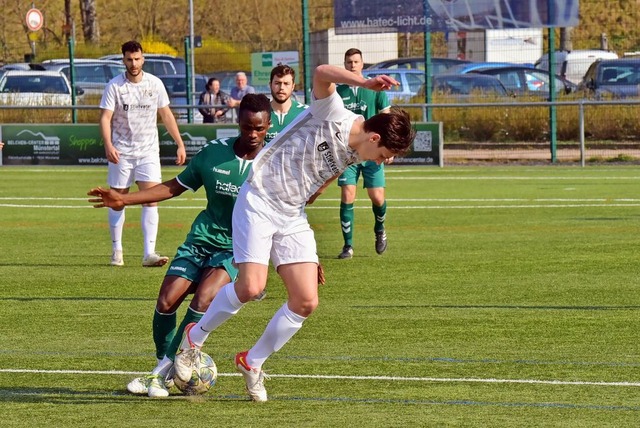 Ervin Fetahovic (rechts), auf diesem A... kickend, wurde vom DFB ausgezeichnet.  | Foto: Daniel Thoma