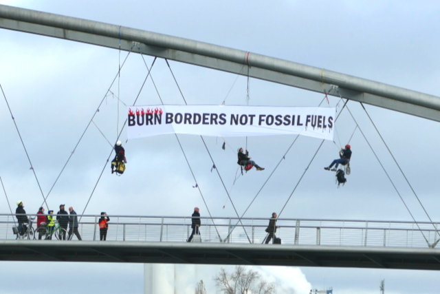 Klimaaktivisten protestieren an der Dreilnderbrcke in Weil am Rhein