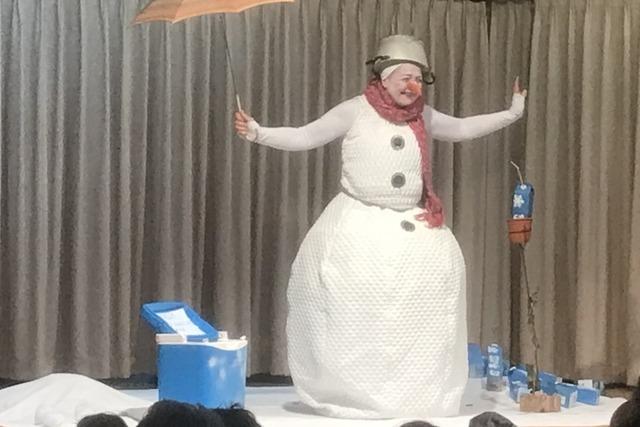 Im Pfarrsaal von Grwihl erzhlt Sybille Denker die Geschichte einer mutigen Schneefrau