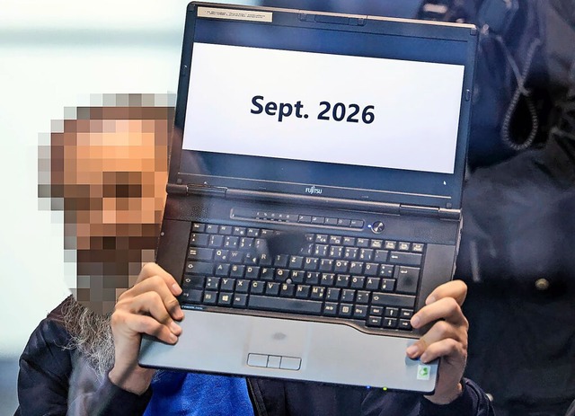 Prozess als Bhne: Taleb A. mit einer ...l in Sachsen-Anhalt im kommenden Jahr.  | Foto: Jan Woitas/dpa