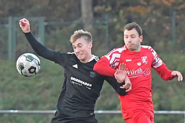 Der Laufenburger Elias Glzlin (links)...eimspiel gegen die Spvgg. Wutschingen  | Foto: Jrgen Rudigier