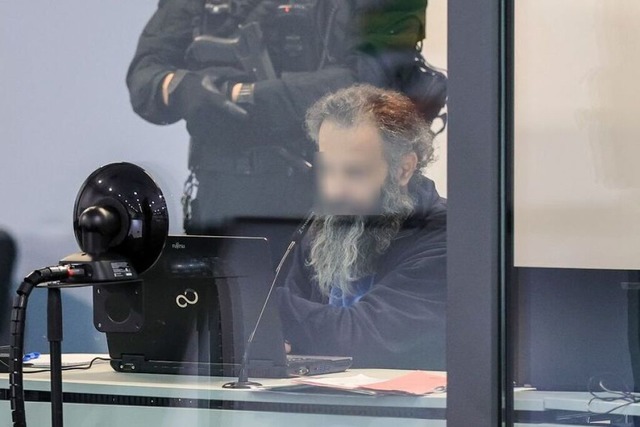 Der Angeklagte beim Prozessbeginn in Magdeburg  | Foto: Jan Woitas (dpa)