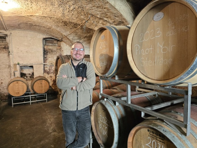 Philipp Kiefer ist gelernter Weinkfer...in Ruhe im Keller und mit Holzfssern.  | Foto: Simone Hhl
