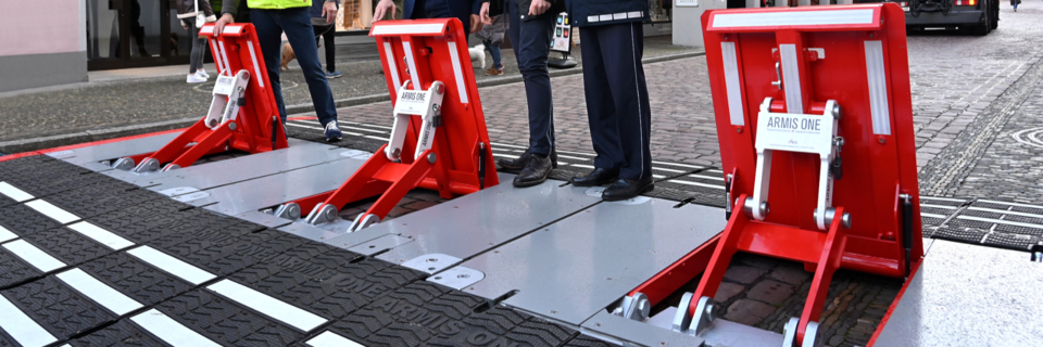 Diese sthlernen Klapp-Barrikaden sollen den Freiburger Weihnachtsmarkt sichern