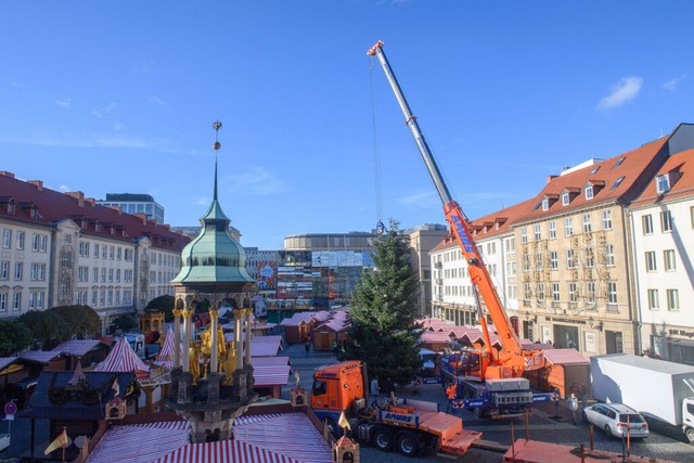 Der Magdeburger Weihnachtsmarkt wird aufgebaut - aber darf er auch ffnen?  | Foto: Klaus-Dietmar Gabbert (dpa)
