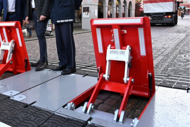 Sthlernen Klapp-Barrikaden sollen Freiburgs Weihnachtsmarkt sichern