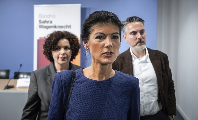Wagenknecht (M.) mit ihrem designierte...Amira Mohamad Ali, die wieder antritt.  | Foto: Michael Kappeler (dpa)