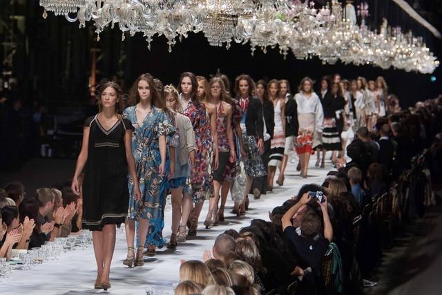 Vitra Design Museum in Weil: Eine Ausstellung nimmt die spektakulren Modeschauen in den Blick