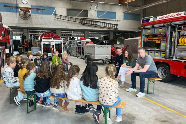 Kinder interviewen Lebensretter aus de...eichen Medizin, Feuerwehr und Polizei.  | Foto: Peter Geiselhart