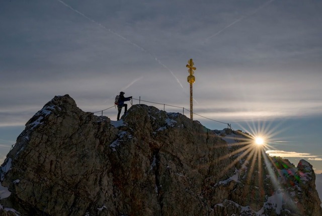 Das Gipfelkreuz an der Zugspitze muss restauriert werden  | Foto: dpa